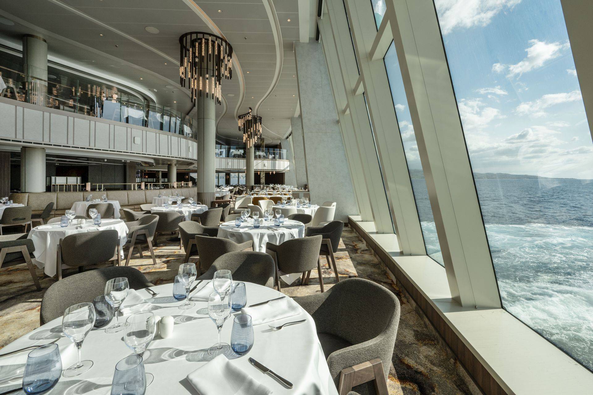 三層樓主餐廳 Three-level Dining Room